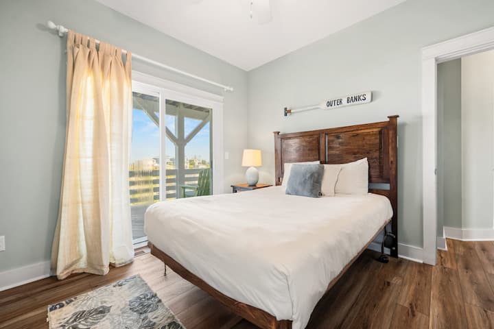 三楼带露台的标准双人床卧室