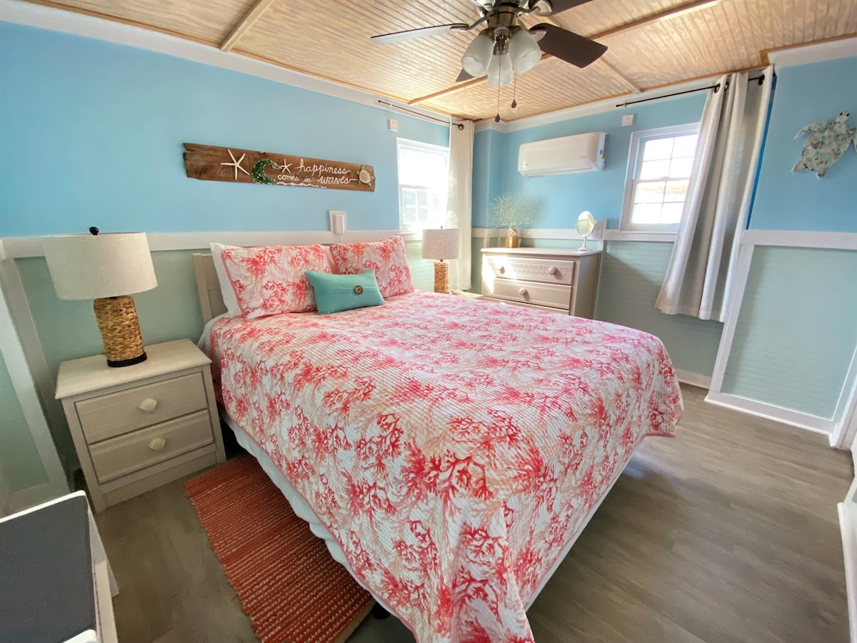 Master Bedroom with Queen Bed