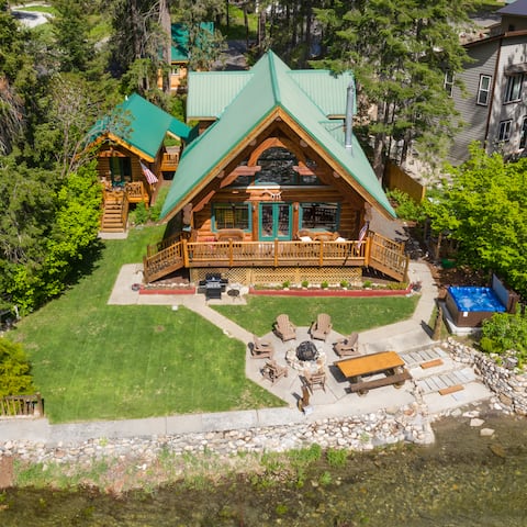 Moosehead Lodge-ON River, Hot Tub, Wi-Fi, Dogs