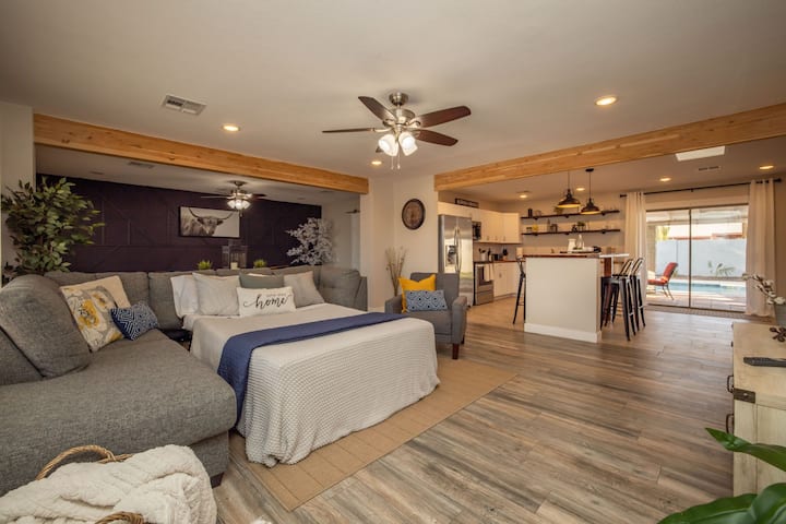 Kochi la kulala la malkia lenye godoro la kustarehesha kwa wageni wanaolala usiku kucha