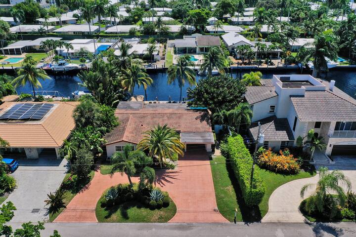 Beach House – Heated Pool – Waterfront – Steps to the Beach gallery image 5