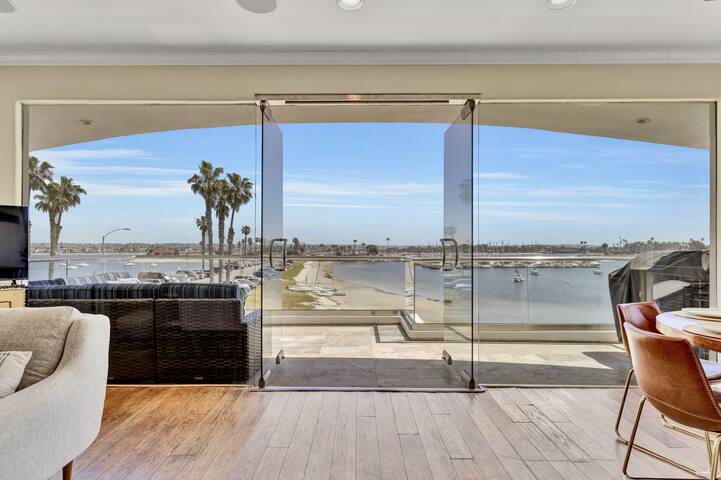 Light And Airy Penthouse Overlooking Mission Bay! gallery image 4