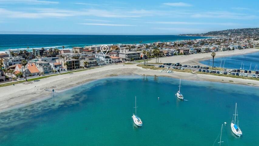 Light And Airy Penthouse Overlooking Mission Bay! gallery image 3