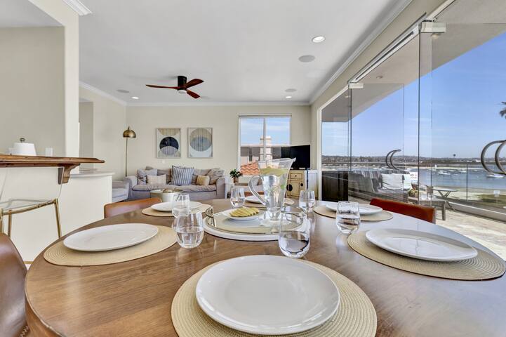 Light And Airy Penthouse Overlooking Mission Bay! gallery image 2
