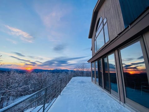 Vermont's Mountain Villa: Hot tub, Ski views, Pet+