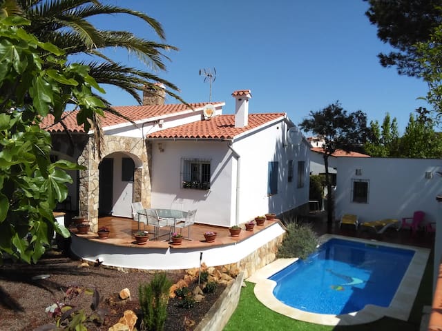 Lovely House – Pool/Garden/Wi-Fi – Casa Palmera