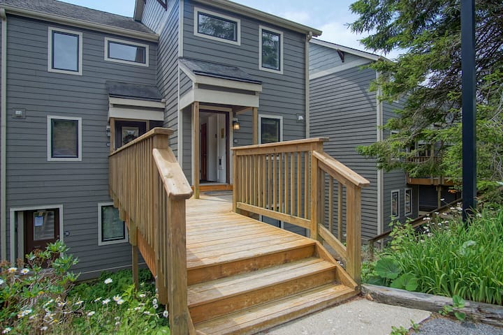 Powderidge 40: Slope Side, Sleeps 9 Full Kitchen - Snowshoe, WV