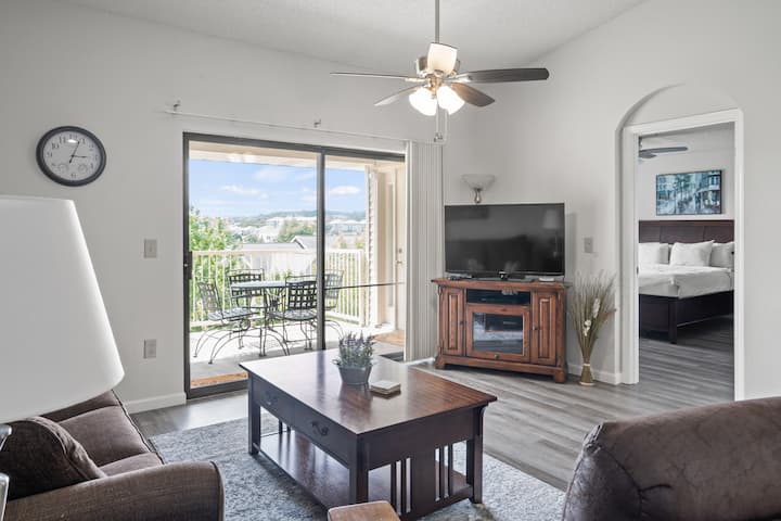 Golf Condo With Balcony & Indoor Pool Access - Branson, MO