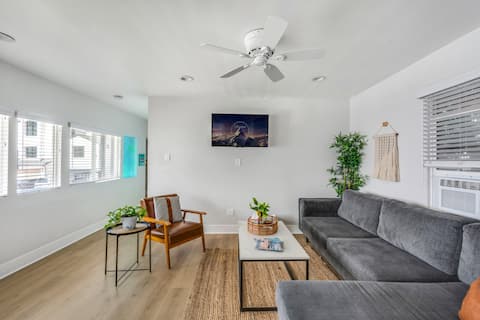 Top Airbnb: Steps to the Beach, Main St. & Pacific City - 1BR in Huntington Beach