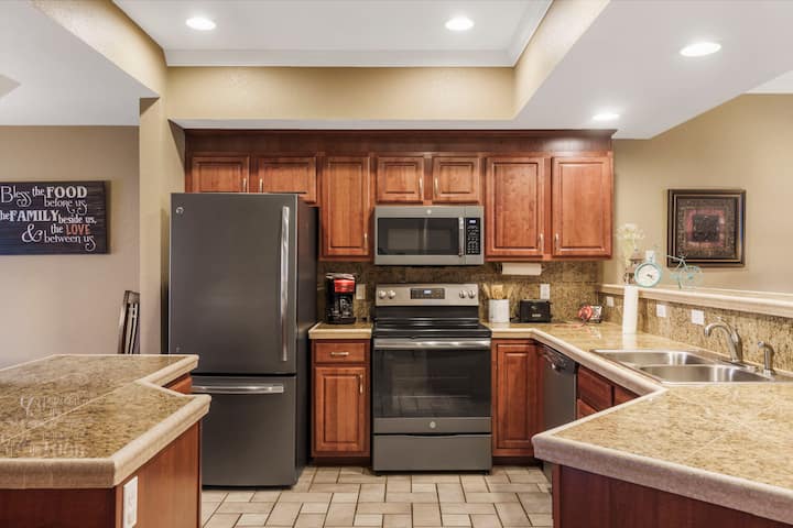 Family-friendly Branson Stay 2br/2ba Condo Sleeps 6 Sunroom + Guest Perks - ブランソン, MO