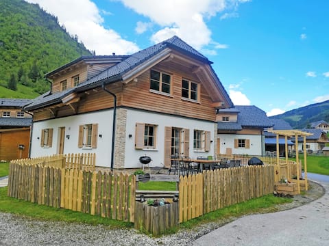 Chalet with sauna and hot tub near the ski lift