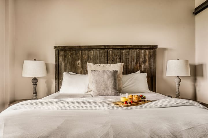Lower level king bedroom with en-suite bathroom, fireplace, TV and luxury linens!