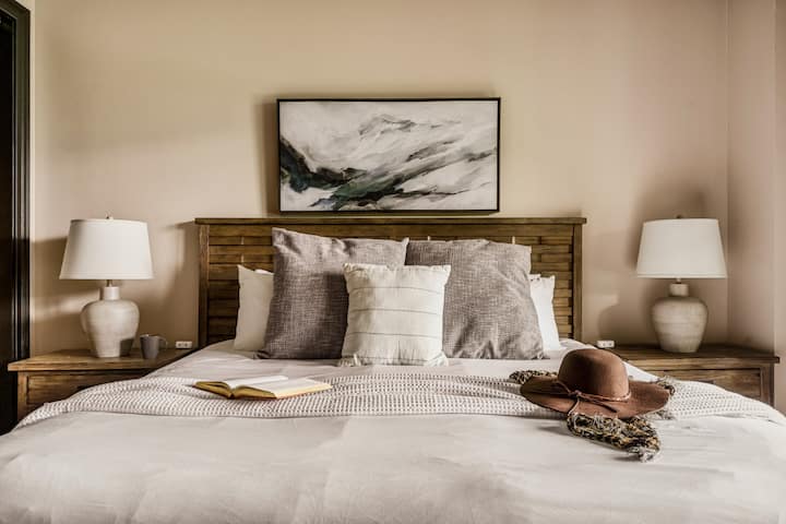 Lower level king bedroom with en-suite bathroom, fireplace, TV and luxury linens!