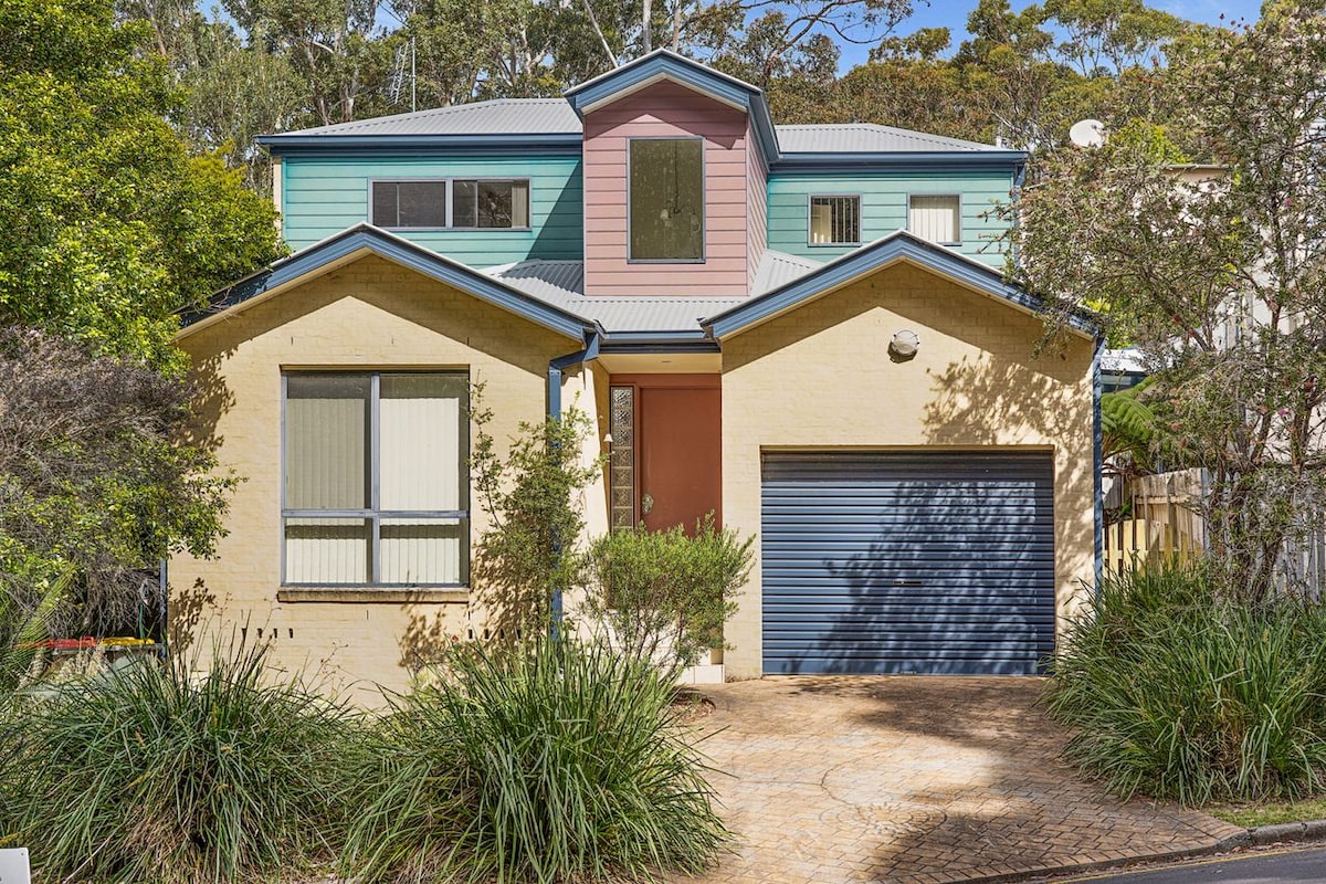 Top Airbnb: Sand Water at Hyams Beach in Hyams Beach