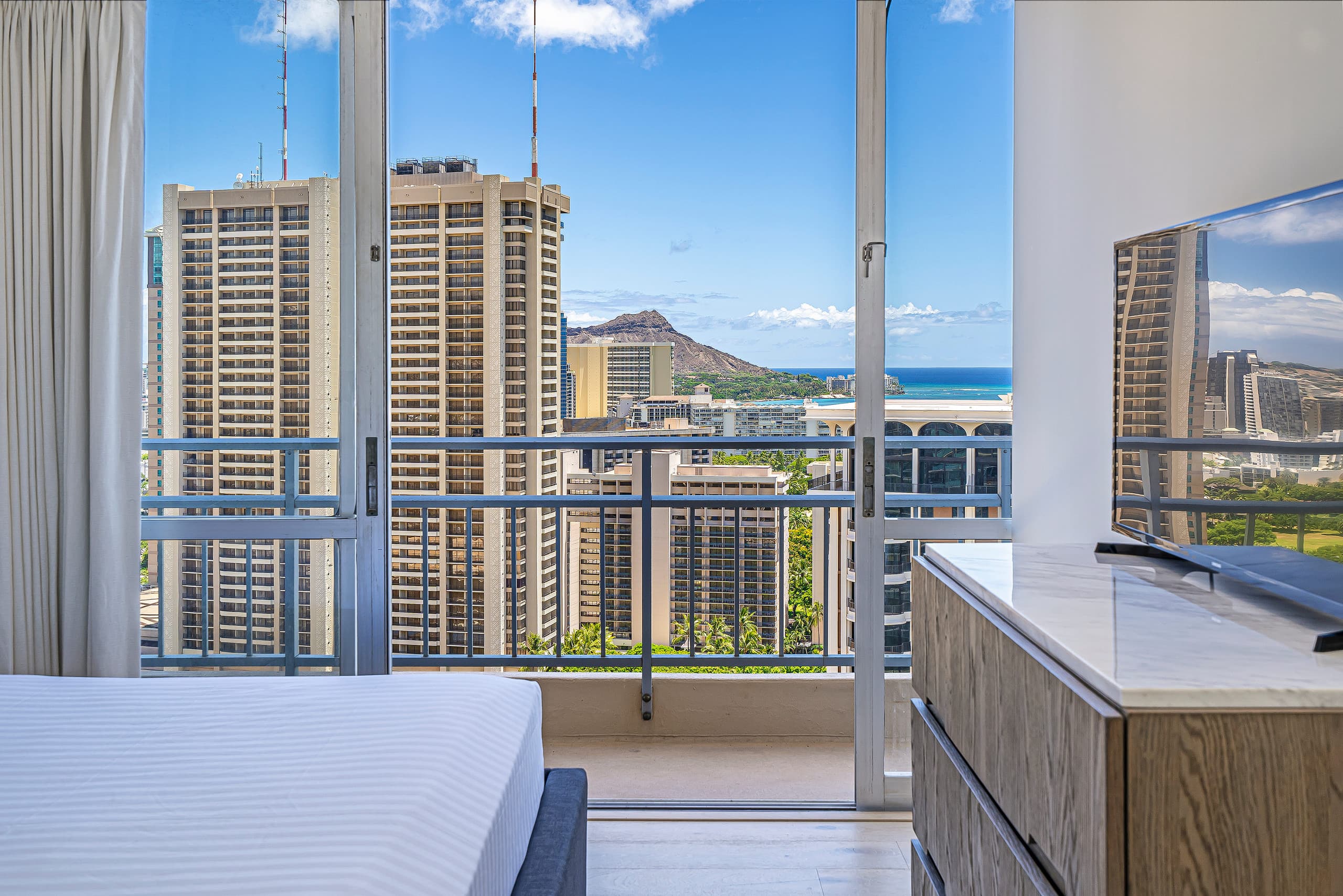 Condo in Honolulu · ★4.65 · 2 bedrooms · 3 beds · 2 private baths - Image 12