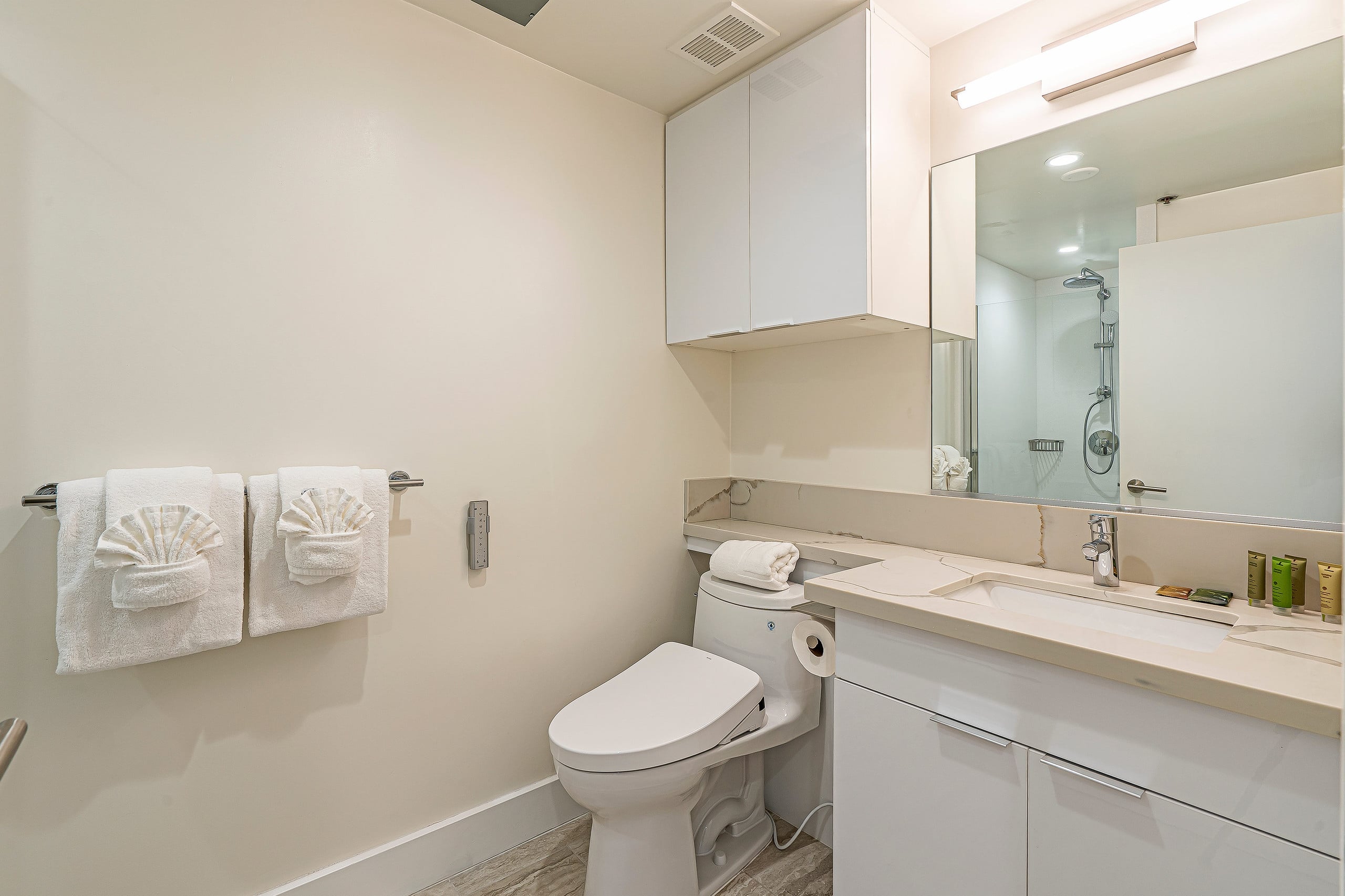 Condo in Honolulu · ★4.65 · 2 bedrooms · 3 beds · 2 private baths - Image 21