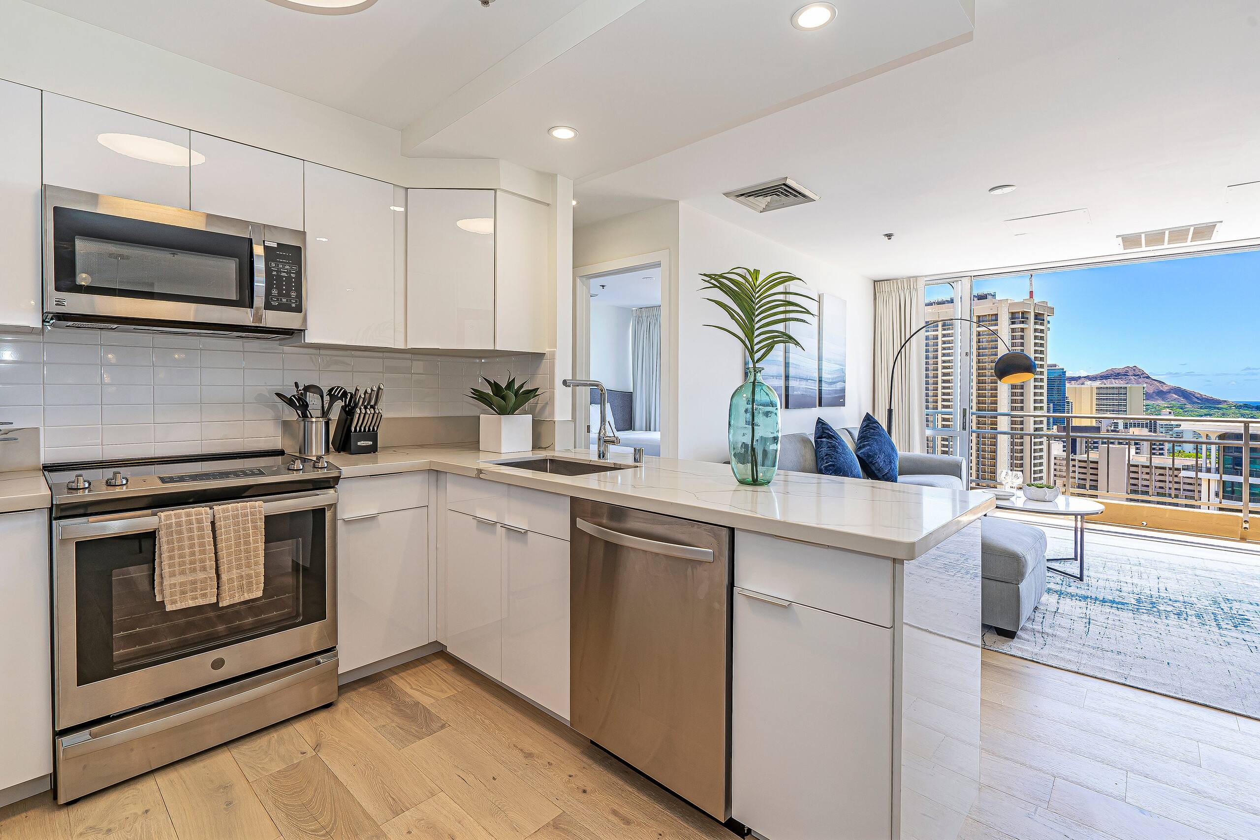 Condo in Honolulu · ★4.65 · 2 bedrooms · 3 beds · 2 private baths - Image 8