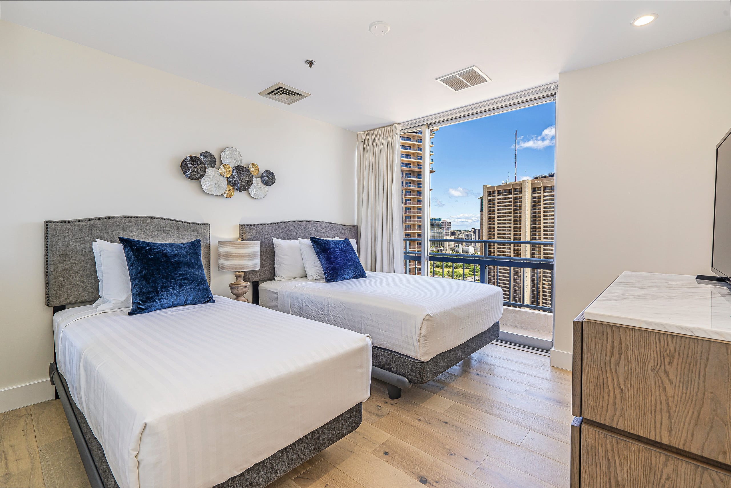 Condo in Honolulu · ★4.65 · 2 bedrooms · 3 beds · 2 private baths - Image 16