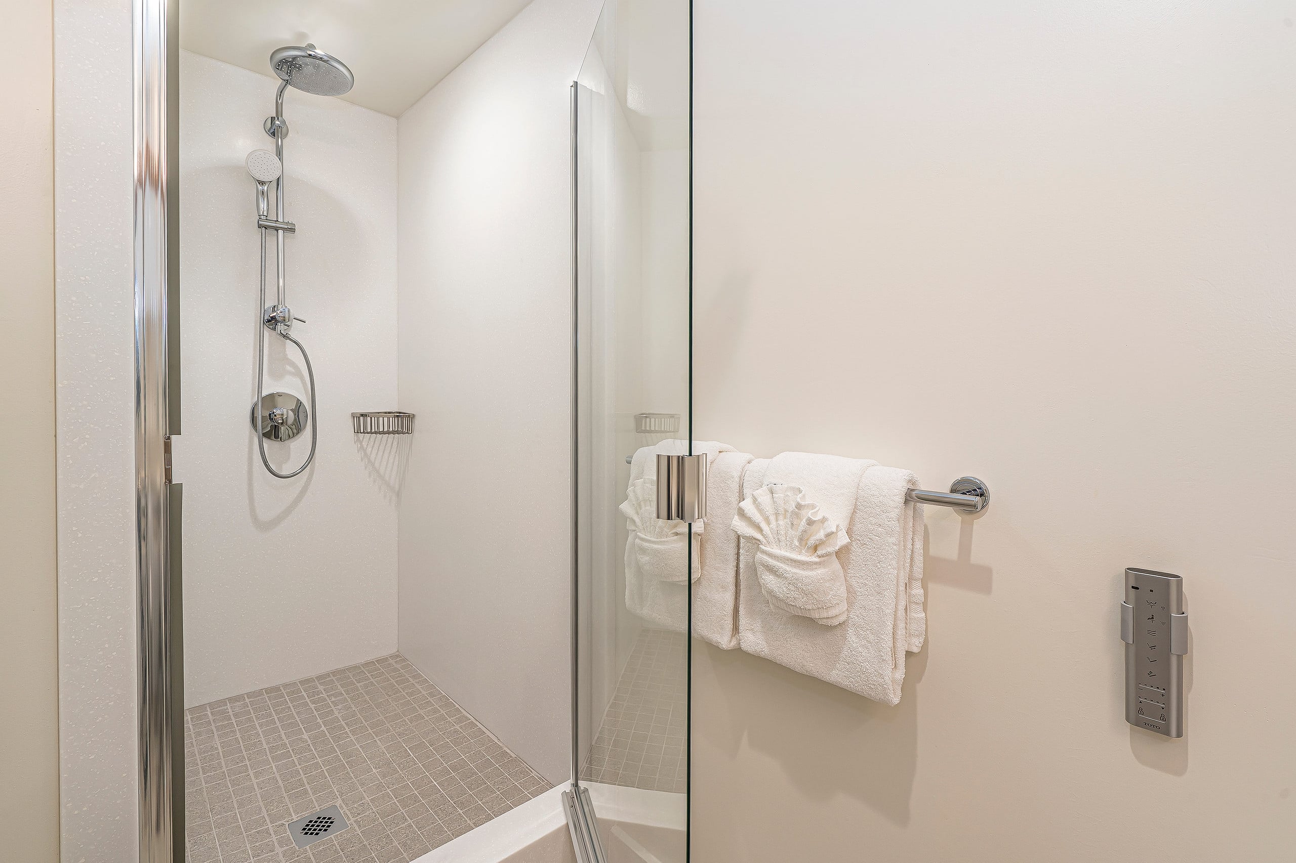 Condo in Honolulu · ★4.65 · 2 bedrooms · 3 beds · 2 private baths - Image 19