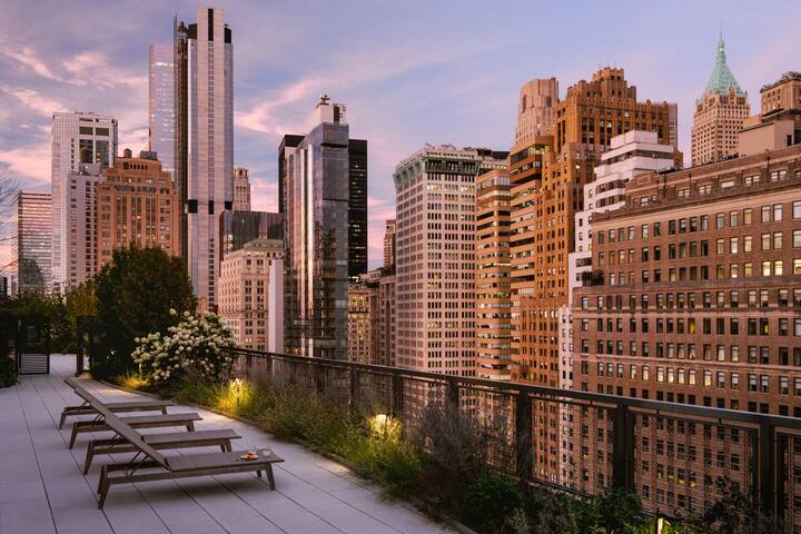 Sonder Battery Park | 2BR Apartment w/ Park View gallery image 3