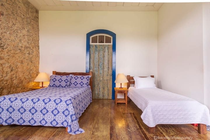 Chumba cha kulala kilicho na kitanda kimoja na mwonekano wa bahari