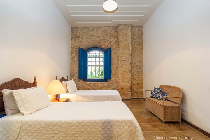 Chumba kilicho na vitanda viwili vya mtu mmoja na mwonekano wa eneo la nje (2)