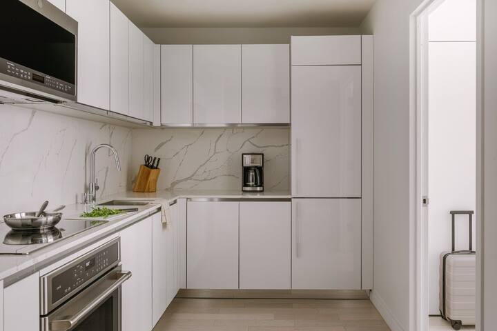 Sonder Battery Park | Three-Bedroom Apartment gallery image 4