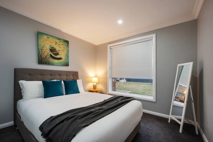 Svjetla i prozračna druga spavaća soba ima bračni krevet i žaluzine koje zamračuju prostor.