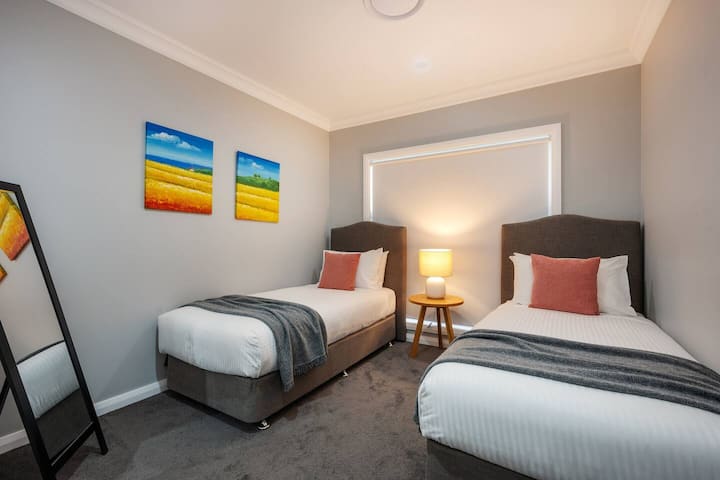 Dva kreveta za jednu osobu u spavaćoj sobi nude savršeno utočište za djecu.