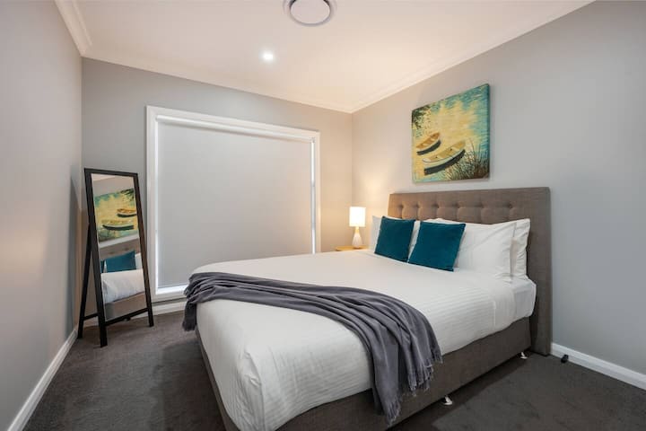 Opustite se u raskošnom bračnom krevetu u trećoj spavaćoj sobi.