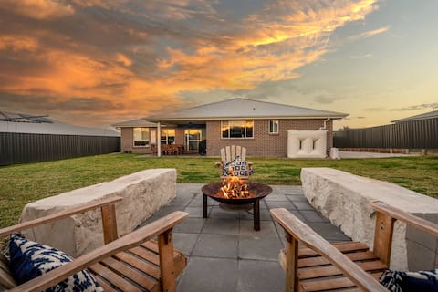 Devan House—An Entertainers' Retreat Close to Town