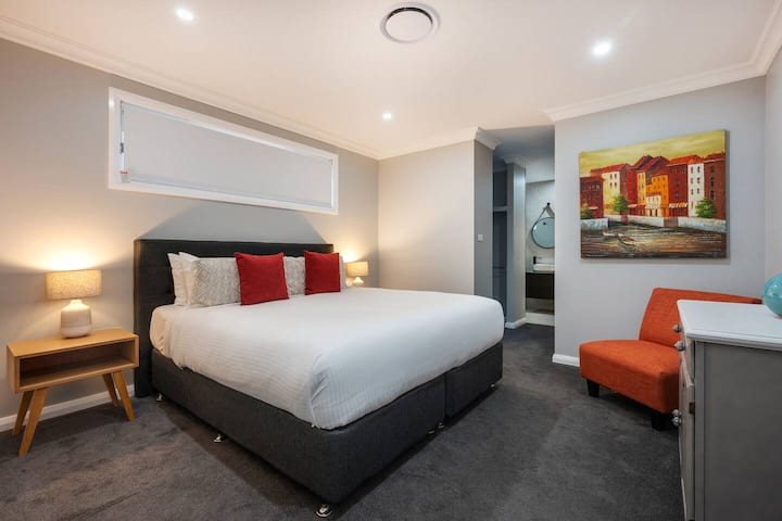 Moderna glavna spavaća soba ima bračni krevet i spojenu kupaonicu.