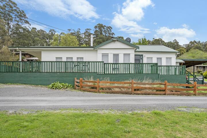 Mole Creek Cabins: 3 Bedroom Modern Farm House gallery image 2