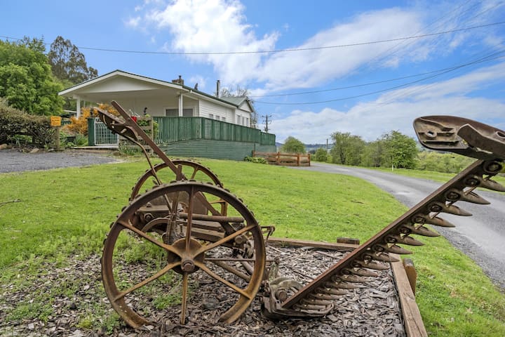 Mole Creek Cabins: 3 Bedroom Modern Farm House