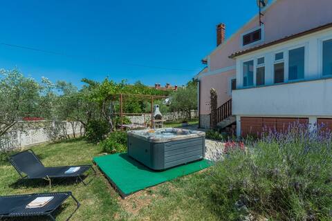 Top performing Airbnb: Ferienhaus zora with whirlpool in štifanići Stifanici