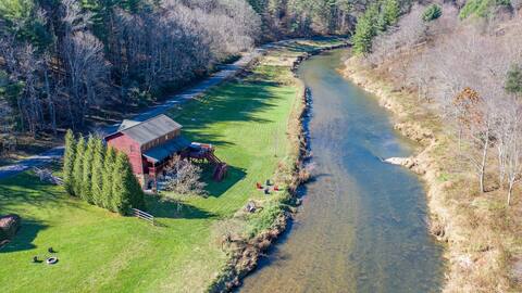 Riverbend Retreat - River frontage and hot tub!