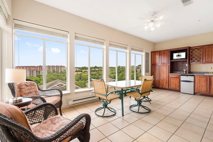 Golf View Condo W/ Sunroom + Show & Golf Discounts - Branson, MO