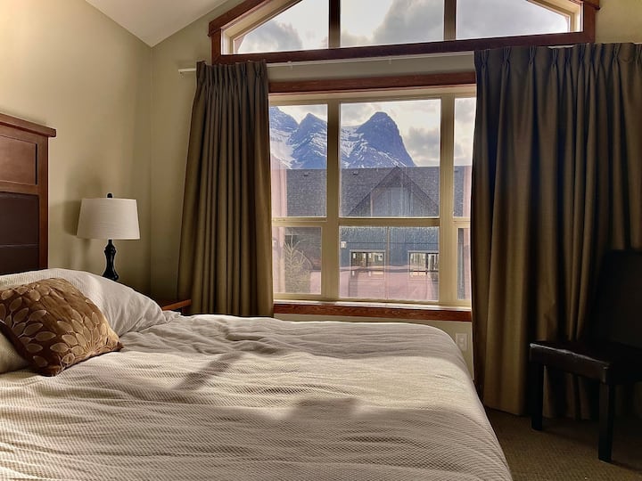 202 Canmore home with beautiful views Chalets for Rent in Canmore