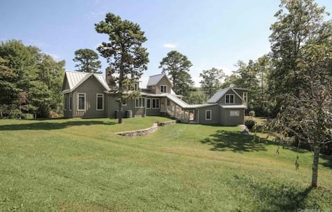True Mountain Luxury with mountain views & hot tub