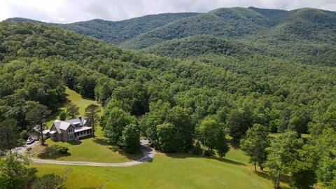True Mountain Luxury with mountain views & hot tub