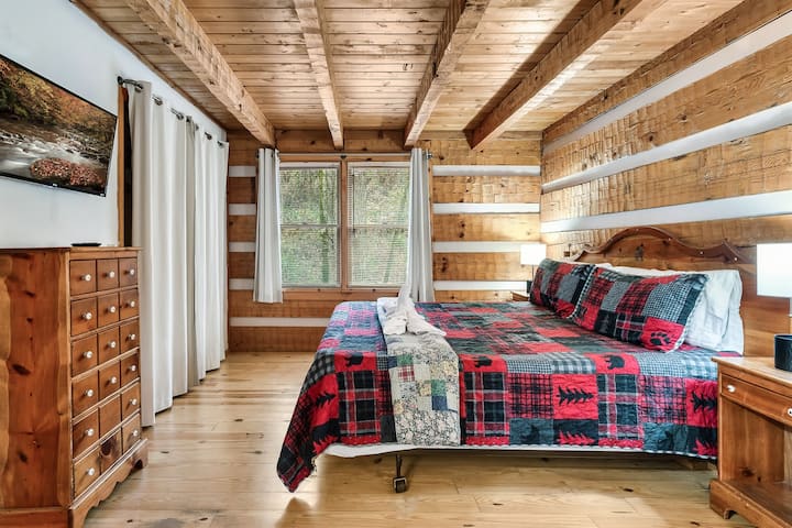 Kimbilia kwenye haiba ya kijijini katika nyumba yetu ya mbao iliyokatwa kwa mkono #MountainMagic