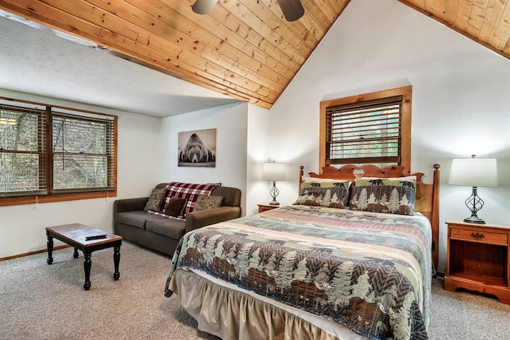 Fungua Roshani yenye Sofa ya Kulala na Runinga