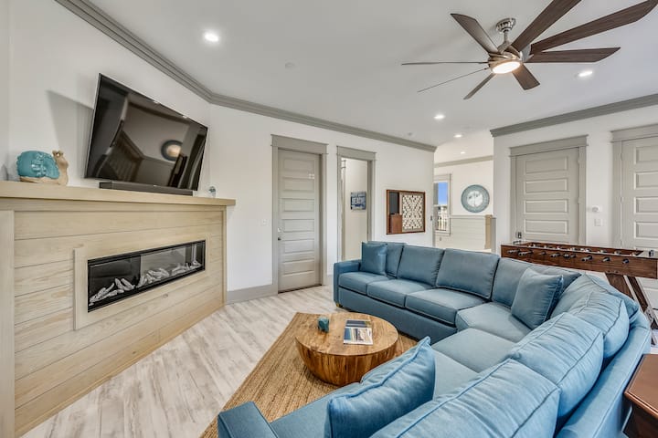 פינת אוכל בקומה הראשונה, דלת אחורית לבריכה