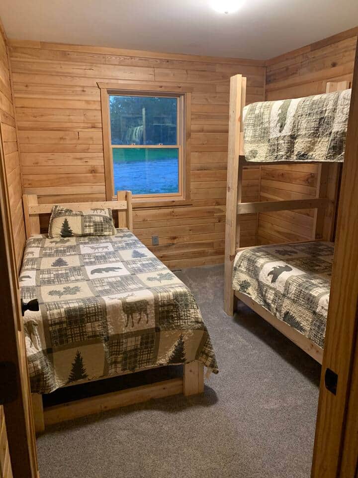 Bedroom: 3 single beds