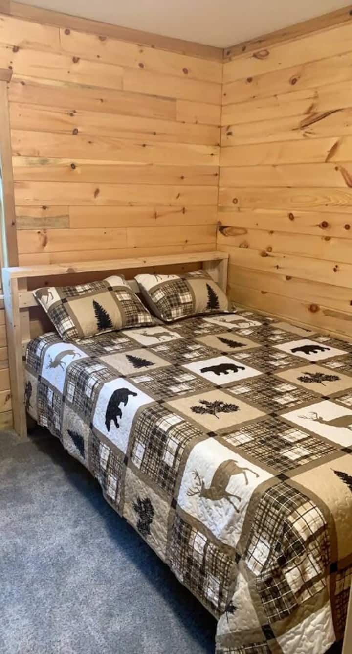 Bedroom: 1 queen bed, 2 single beds