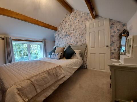 Top performing Airbnb: King sized double room - ensuite - garden view in Cheshire West And Chester