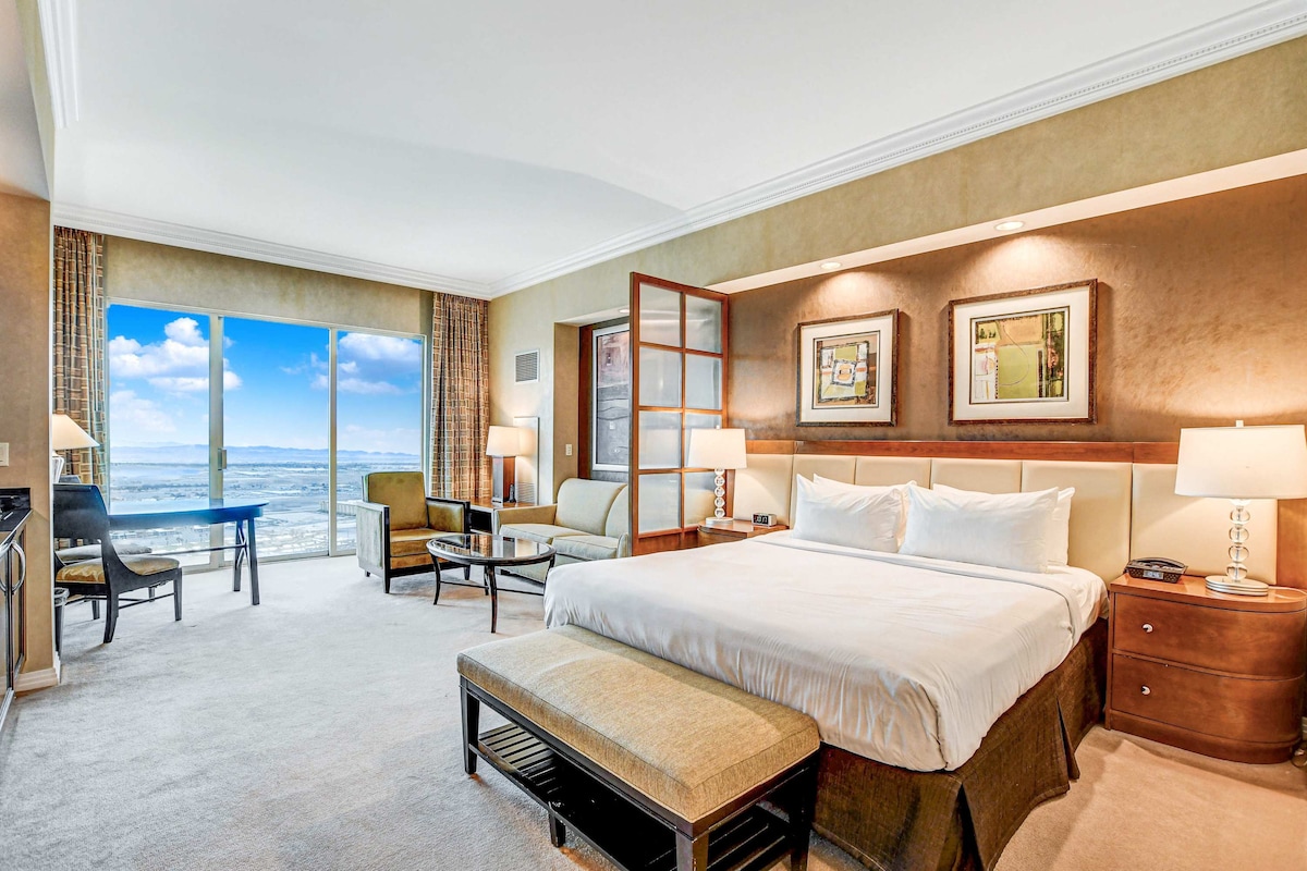 Spacious MGM Studio | Incredible Topgolf Pool View