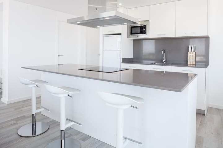 3-bedroom apartment with sea views, communal jacuz gallery image 3