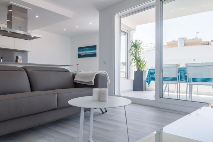 3-bedroom apartment with sea views, communal jacuz gallery image 4