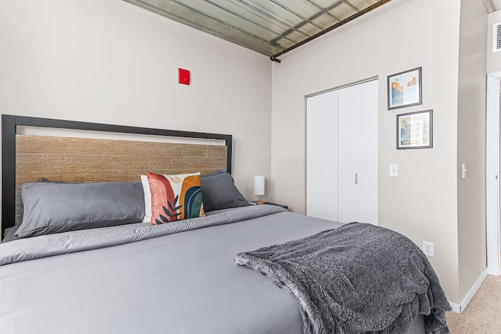 Во втората спална соба има брачен кревет (широк 180-220